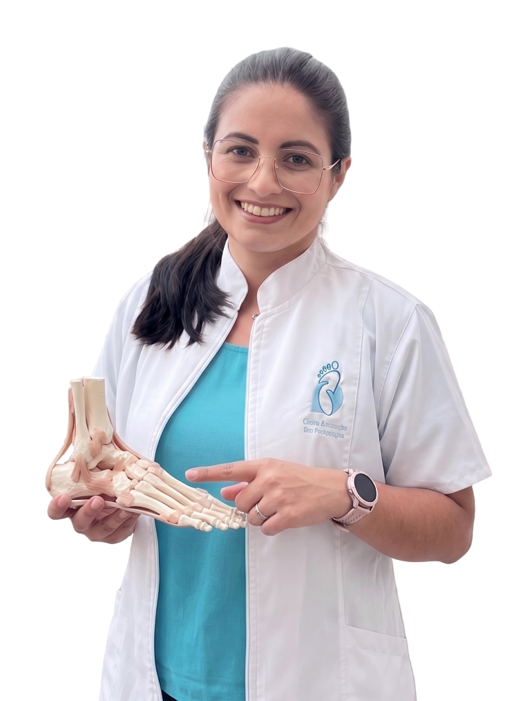 Aline Andrade segurando um modelo anatômico do pé