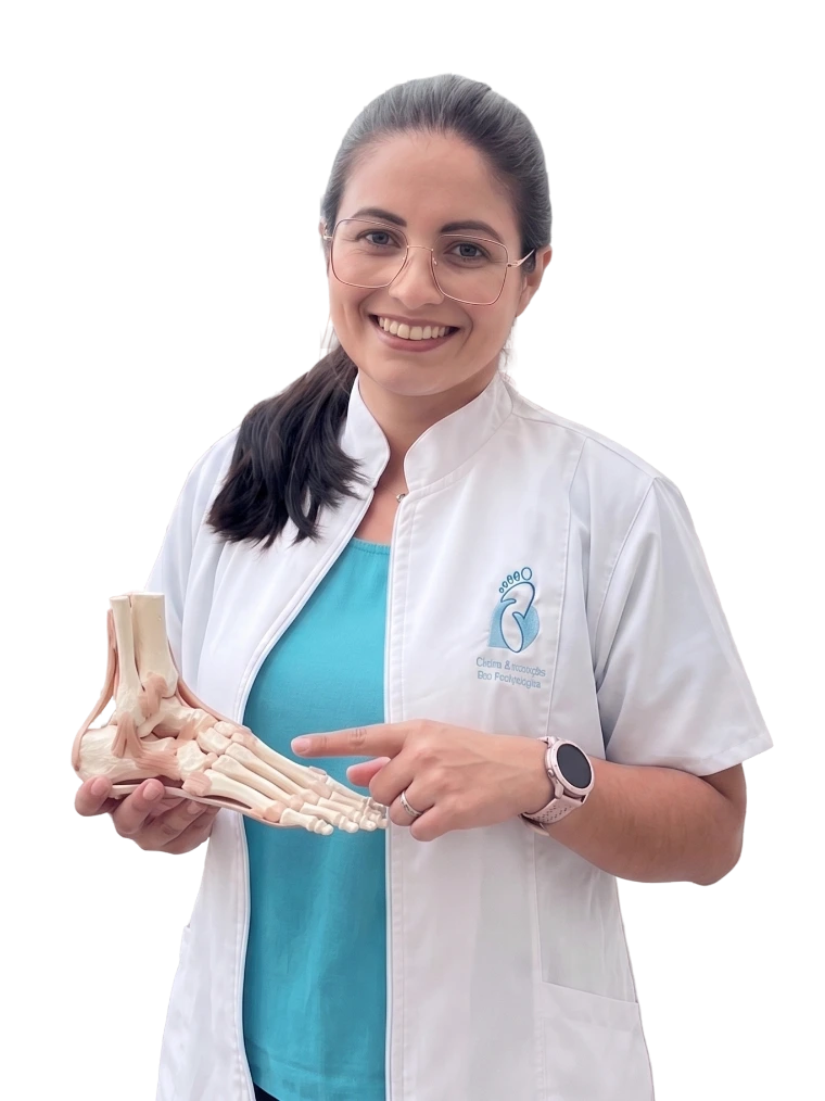 Aline Andrade apontando a região do calcanhar em um modelo anatômico do pé