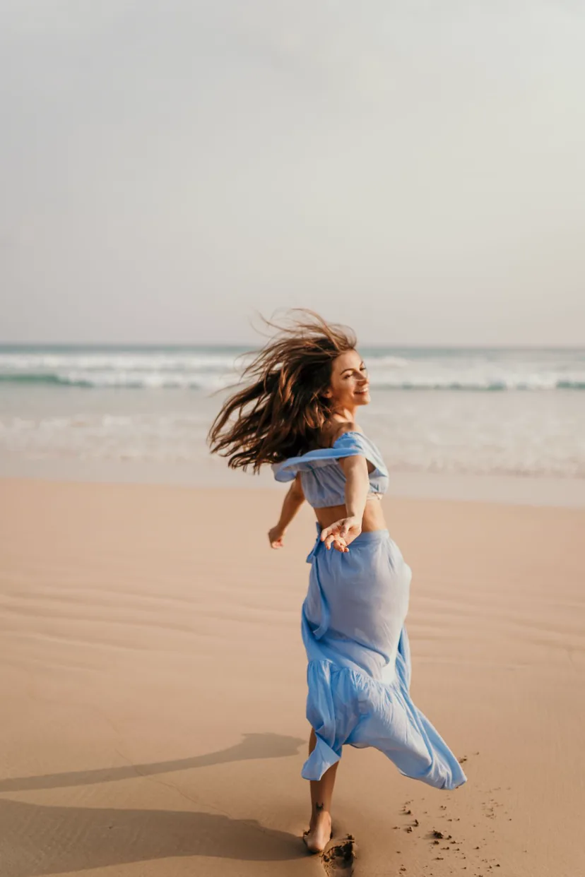 Mulher correndo livre na praia